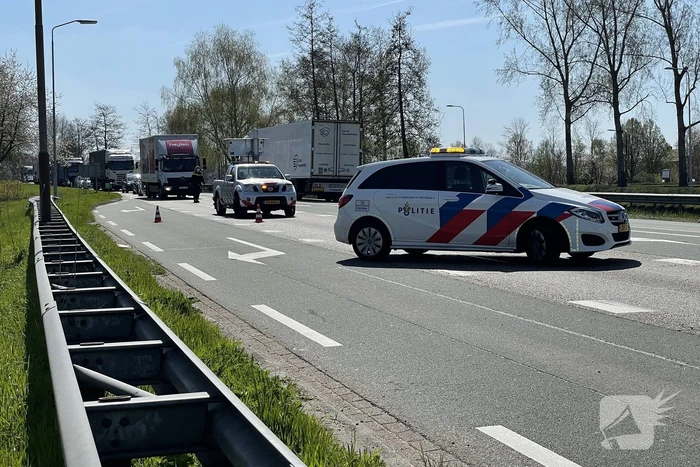 Automobilist botst achterop bestelbus