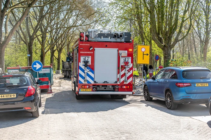 Vrachtwagen vast in het zand en verliest brandstof door lek