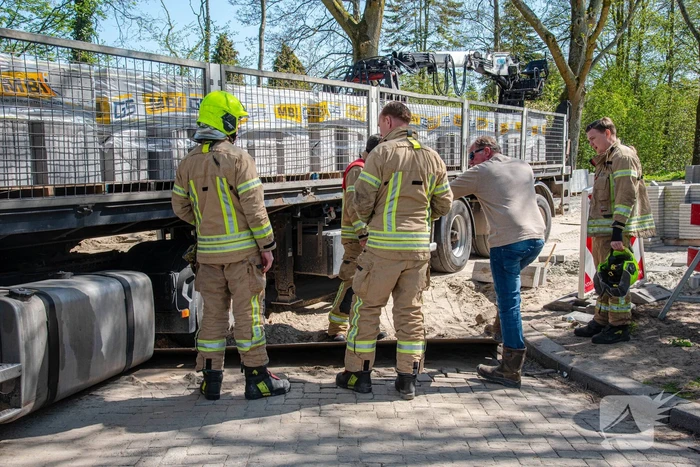 Vrachtwagen vast in het zand en verliest brandstof door lek