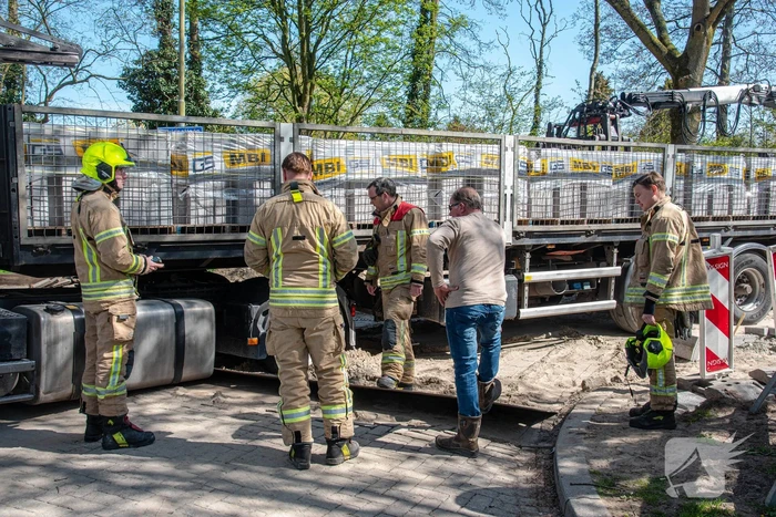 Vrachtwagen vast in het zand en verliest brandstof door lek