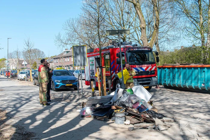 Vrachtwagen vast in het zand en verliest brandstof door lek