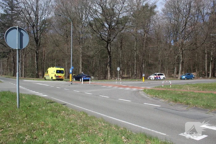 Tesla botst met fietser op kruising
