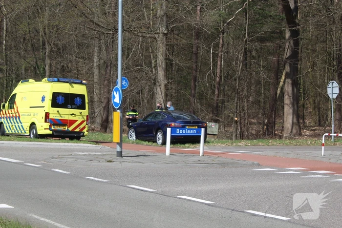 Tesla botst met fietser op kruising