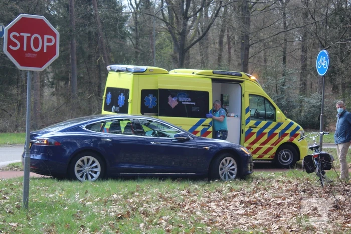Tesla botst met fietser op kruising