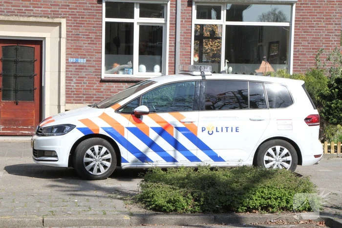 Groot onderzoek in portiekwoning