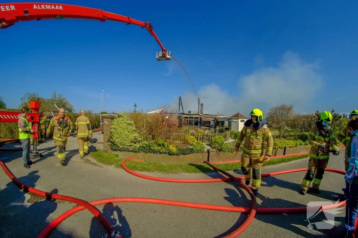 Grote brand legt woonboerderij in as