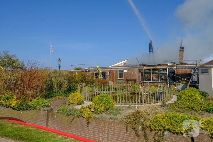 Grote brand legt woonboerderij in as