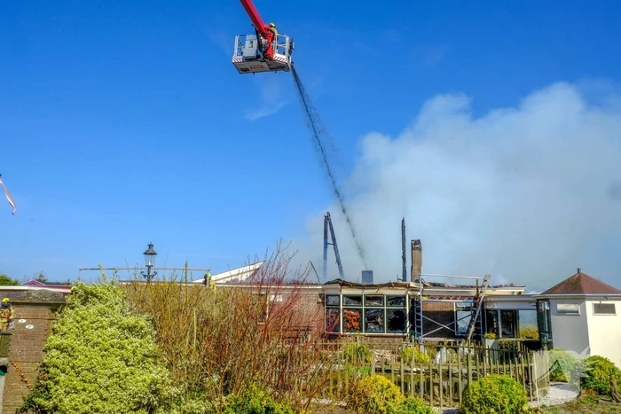 Grote brand legt woonboerderij in as