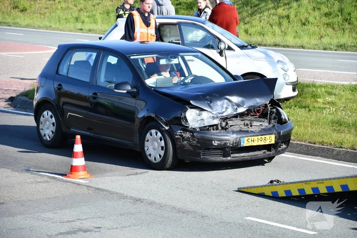 Politie zet weg af na botsing tussen twee personenauto's