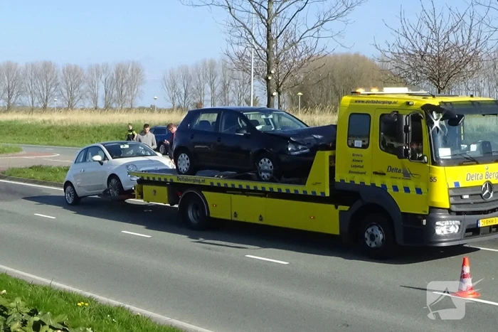 Politie zet weg af na botsing tussen twee personenauto's