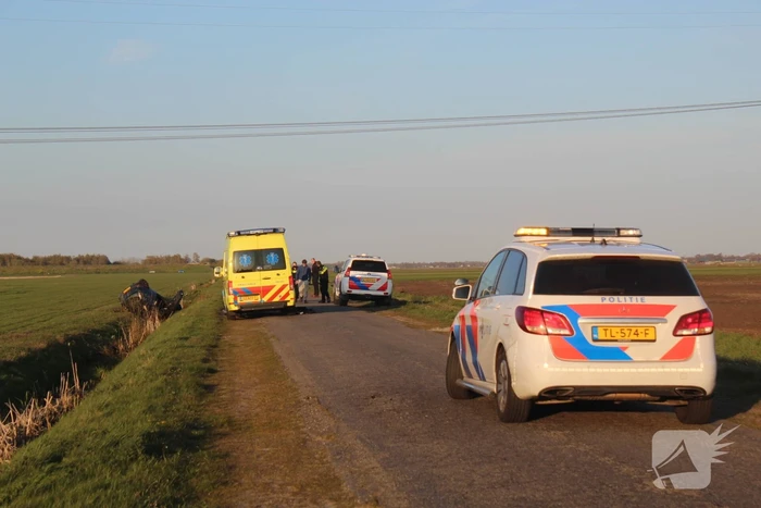 Auto belandt op zijn kop in sloot