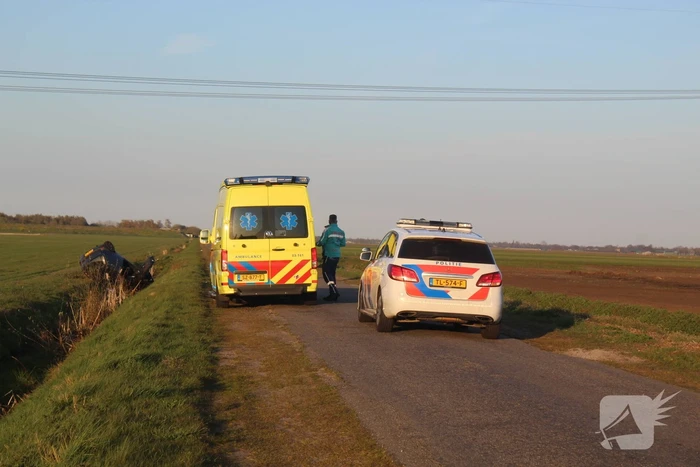 Auto belandt op zijn kop in sloot