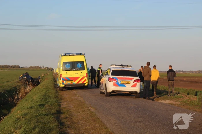Auto belandt op zijn kop in sloot