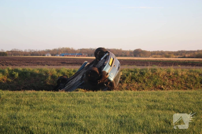 Auto belandt op zijn kop in sloot