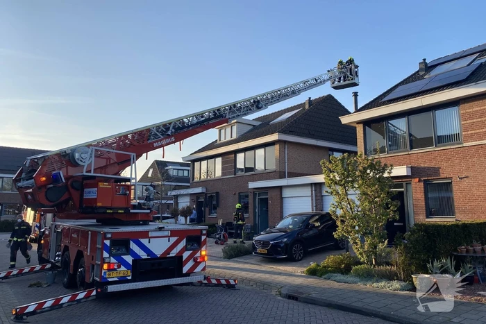 Brand in schoorsteen van woning