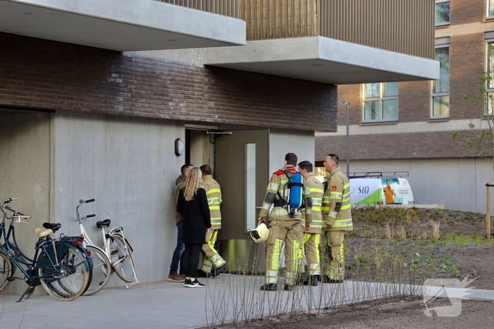 Brandweer doet onderzoek naar vreemde lucht in appartementencomplex