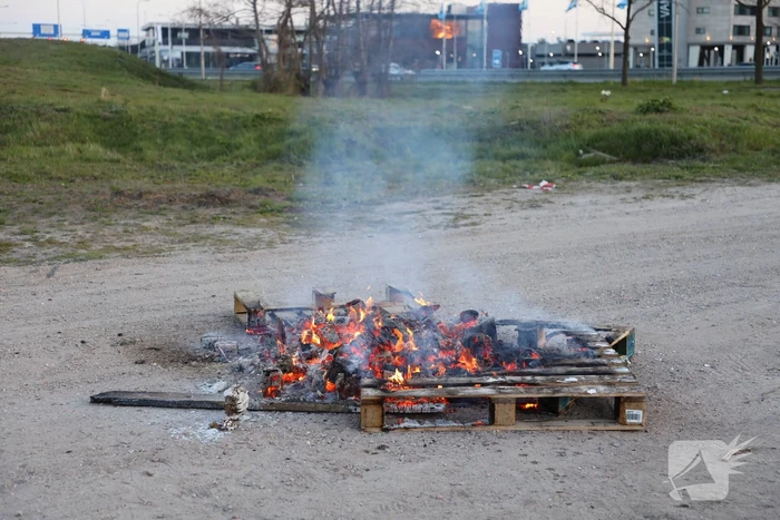 Brandweer blust brandende pallets