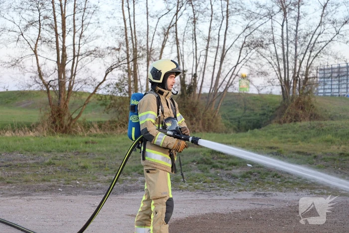 Brandweer blust brandende pallets