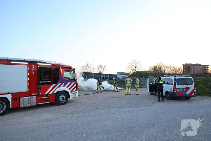 Brandweer blust brandende pallets