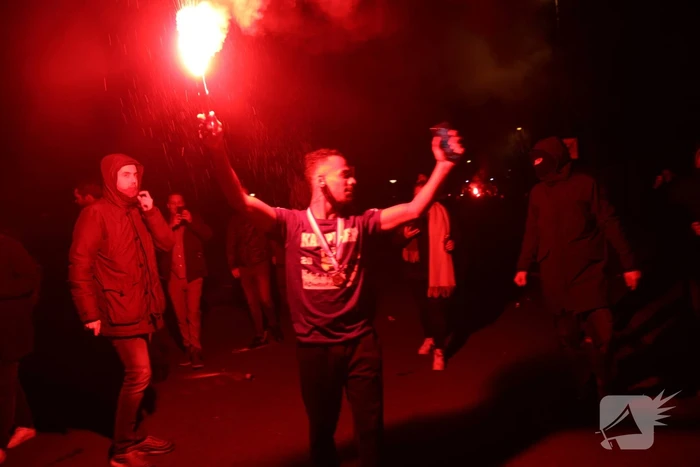 Zeker tweehonderd fans onthalen Cambuur bij stadion