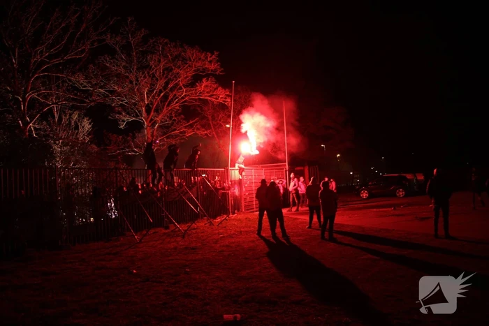 Zeker tweehonderd fans onthalen Cambuur bij stadion