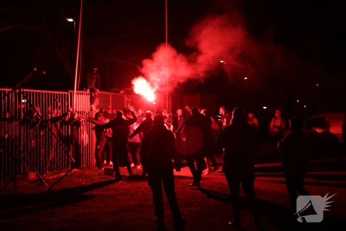 Zeker tweehonderd fans onthalen Cambuur bij stadion