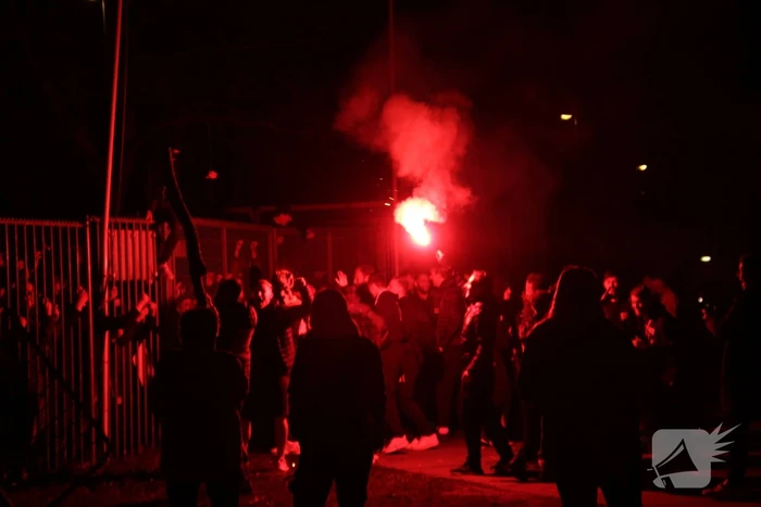 Zeker tweehonderd fans onthalen Cambuur bij stadion