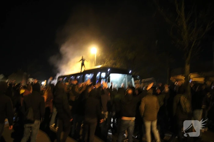 Zeker tweehonderd fans onthalen Cambuur bij stadion