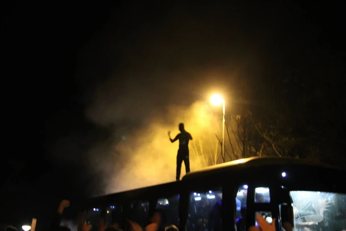 Zeker tweehonderd fans onthalen Cambuur bij stadion