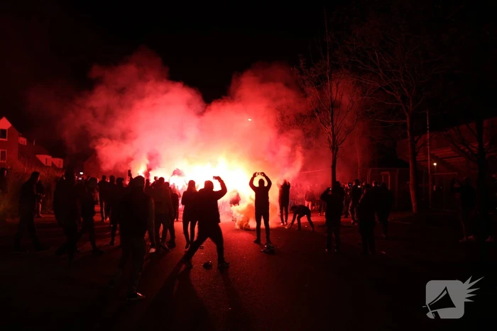 Zeker tweehonderd fans onthalen Cambuur bij stadion
