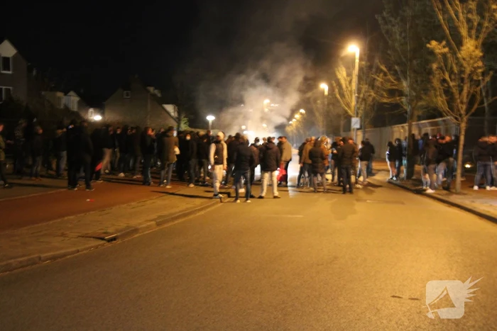 Zeker tweehonderd fans onthalen Cambuur bij stadion