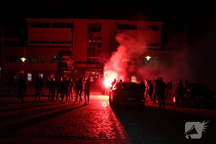 Zeker tweehonderd fans onthalen Cambuur bij stadion