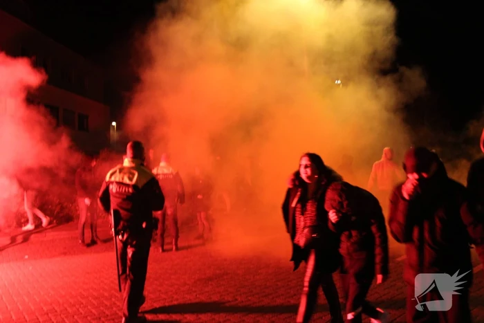 Zeker tweehonderd fans onthalen Cambuur bij stadion