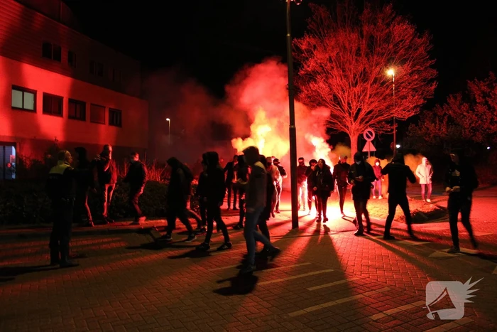 Zeker tweehonderd fans onthalen Cambuur bij stadion