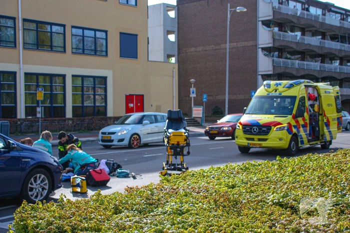 Overstekende fietser geschept door auto