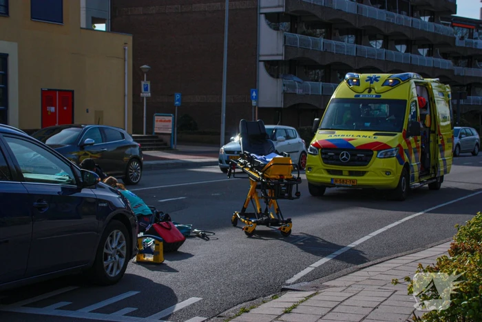 Overstekende fietser geschept door auto