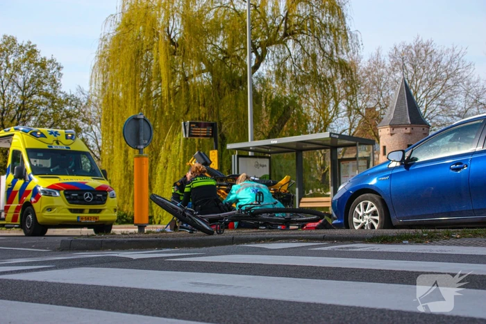 Overstekende fietser geschept door auto