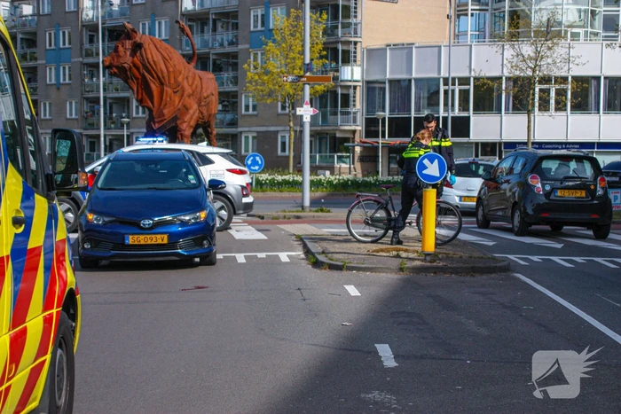 Overstekende fietser geschept door auto