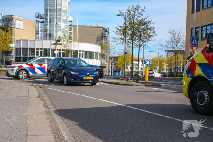 Overstekende fietser geschept door auto