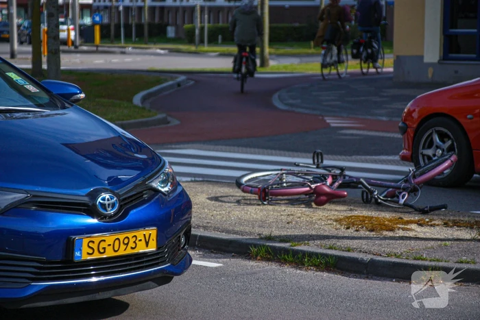 Overstekende fietser geschept door auto