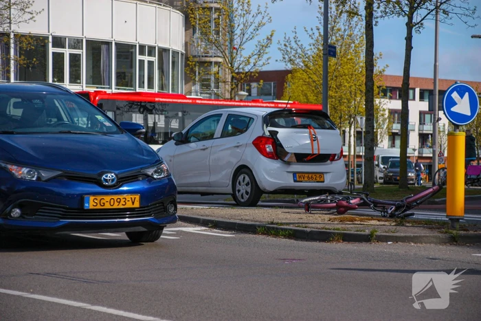 Overstekende fietser geschept door auto