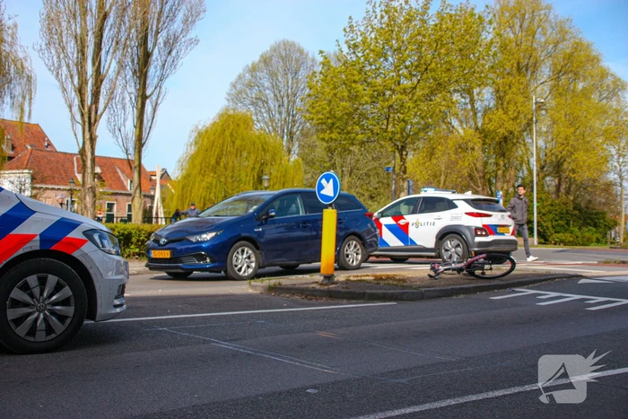 Overstekende fietser geschept door auto