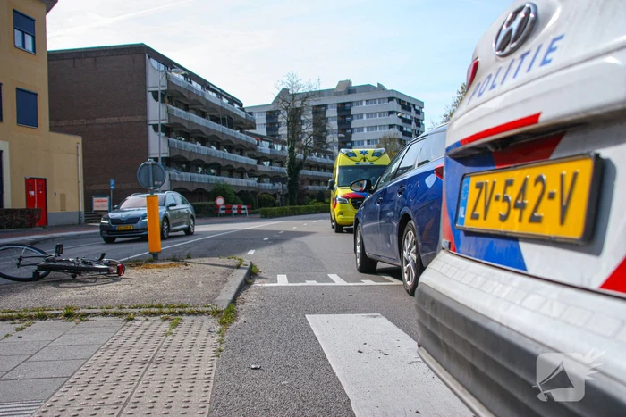 Overstekende fietser geschept door auto