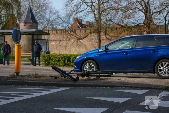 Overstekende fietser geschept door auto