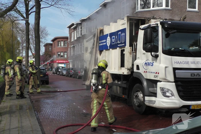 Lading van vuilniswagen vat vlam