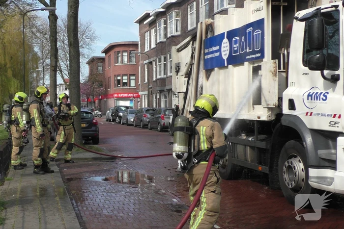 Lading van vuilniswagen vat vlam