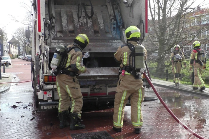 Lading van vuilniswagen vat vlam