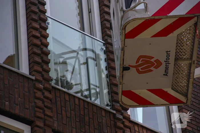 Duiven vast achter glasplaat