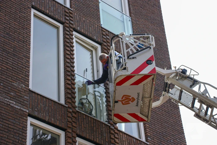 Duiven vast achter glasplaat