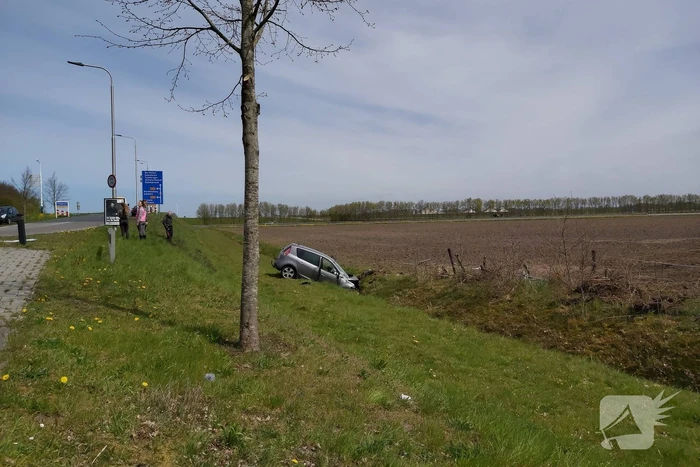 Auto vliegt uit de bocht de sloot in